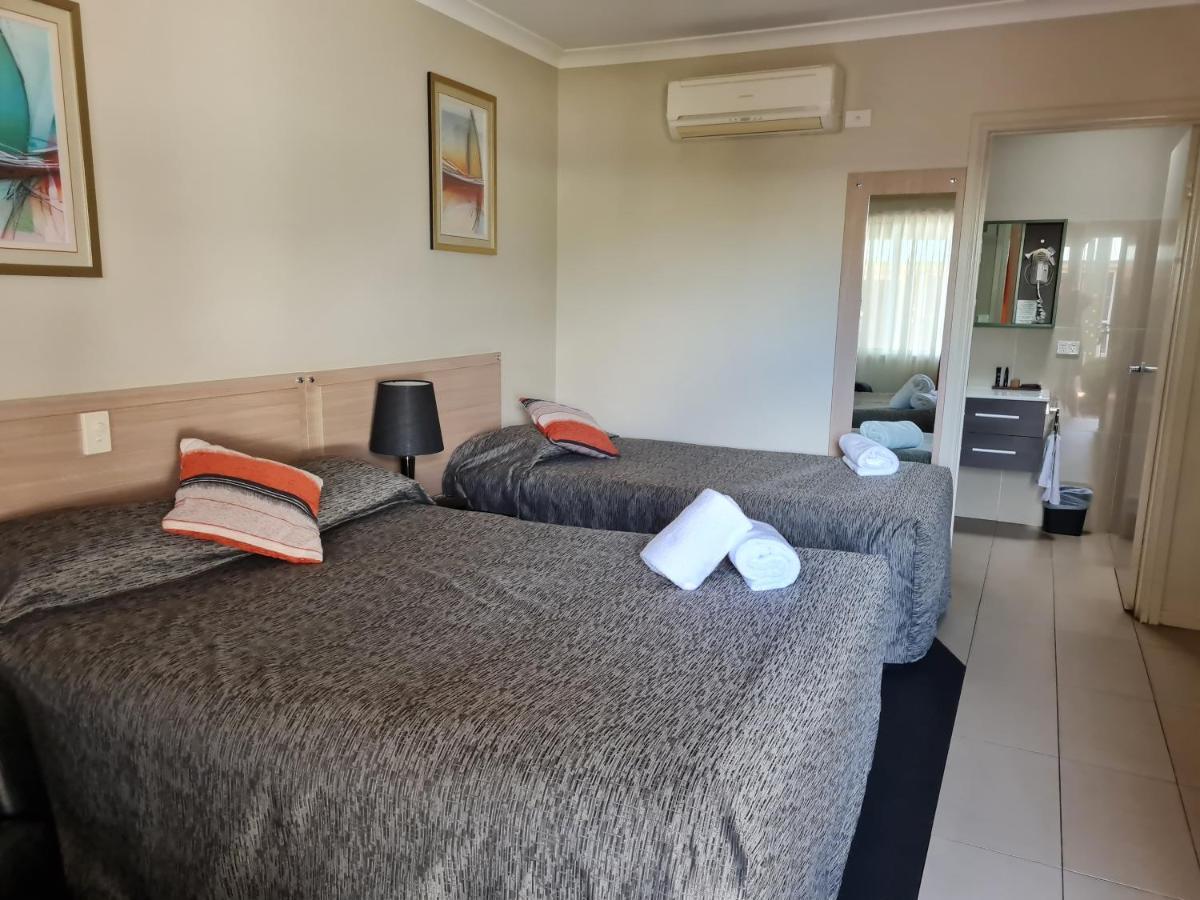 Cobar Central Motor Inn Bagian luar foto